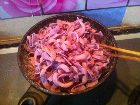 Sao mứt dừa cho đến khi khô thì tắt bếp tạo thành mứt dừa màu hồng
