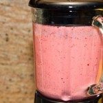 Xay nhuyễn dâu tây và sữa đặc thành sữa dâu tây