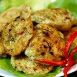 Làm chả cá cho món cháo canh Quảng Bình