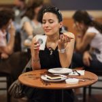 Những người đến uống Starbucks một phần vì chất lượng cà phê, một phần chính là cảm giác “cao cấp” mà thương hiệu này mang tới.
